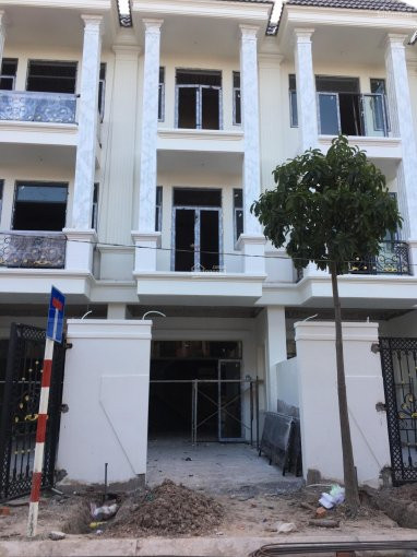 Chính Chủ Bán Nhanh Gấp Nhà Phố Hoàng Nam 3, 1 Trệt, 2 Lầu, Giá 335 Tỷ, 45*14m, Hướng đông Bắc Tài: 0976879499 5