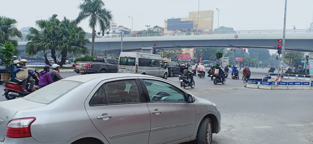 Bán đất ngã tư đường Hoàng Quốc Việt giao đường Nguyễn Văn Huyên: 51m2, 2 mặt ngõ, cách ô tô 5m