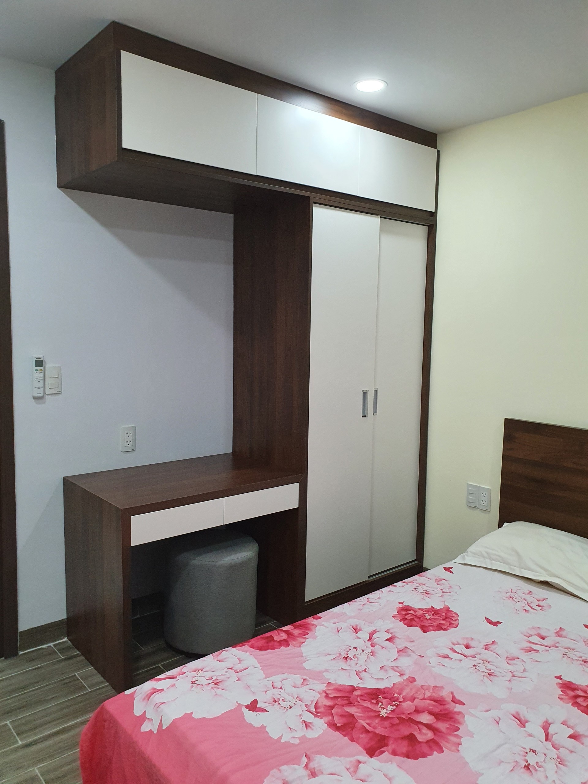 Cho thuê Hưng Phúc 3PN-2WC 98 m2, lầu cao view biệt thự, full nt, có ô xe giá thuê 22 triệu LH 0936966792 8