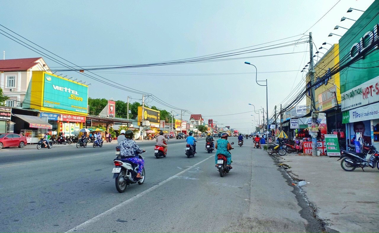 0918.282.462 (con tôi tên Linh) Con gái tôi cần vốn kinh doanh nên tôi muốn bán hết đất gần KDL Đại Nam 3