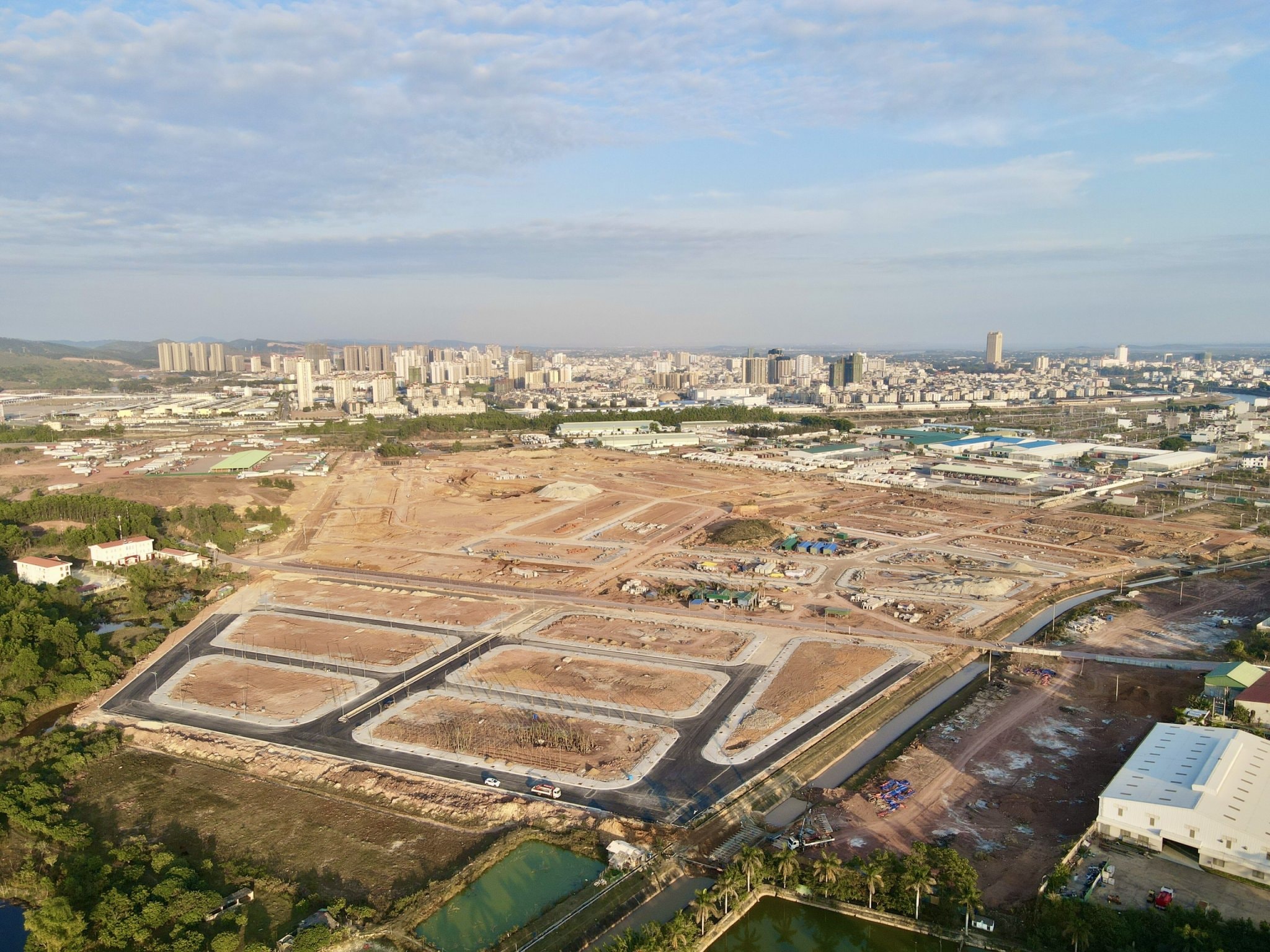 Cần bán Đất nền dự án đường Quốc lộ 18, Phường Hải Yên, Diện tích 102m², Giá 32 Triệu/m² - LH: 0338686563 5