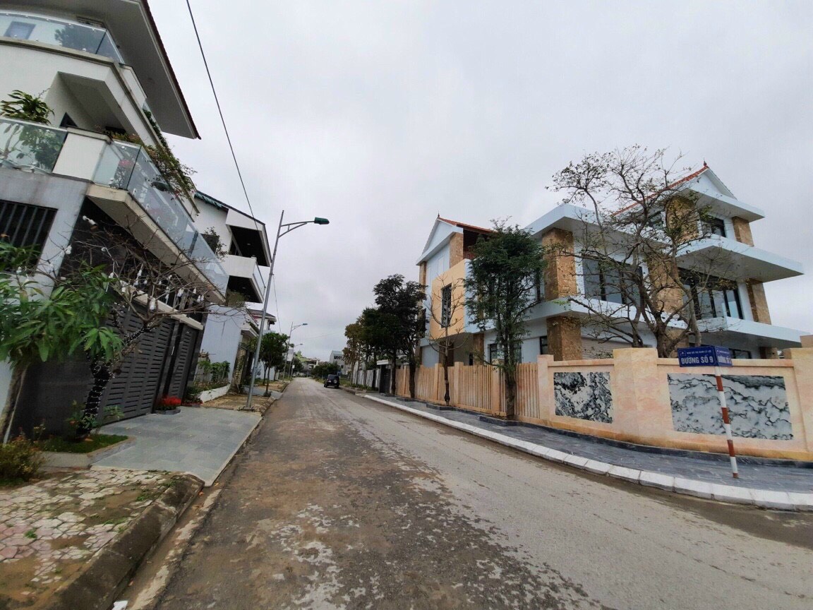 Bán  Đất phường Lê Lợi  bám đường 18 m giá 2, x tỷ cạnh 3 trường học 3
