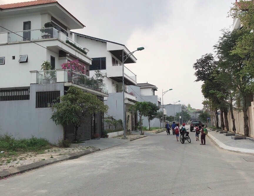 Bán Đất phường Lê Lợi bám đường 18 m giá 2, x tỷ cạnh 3 trường học