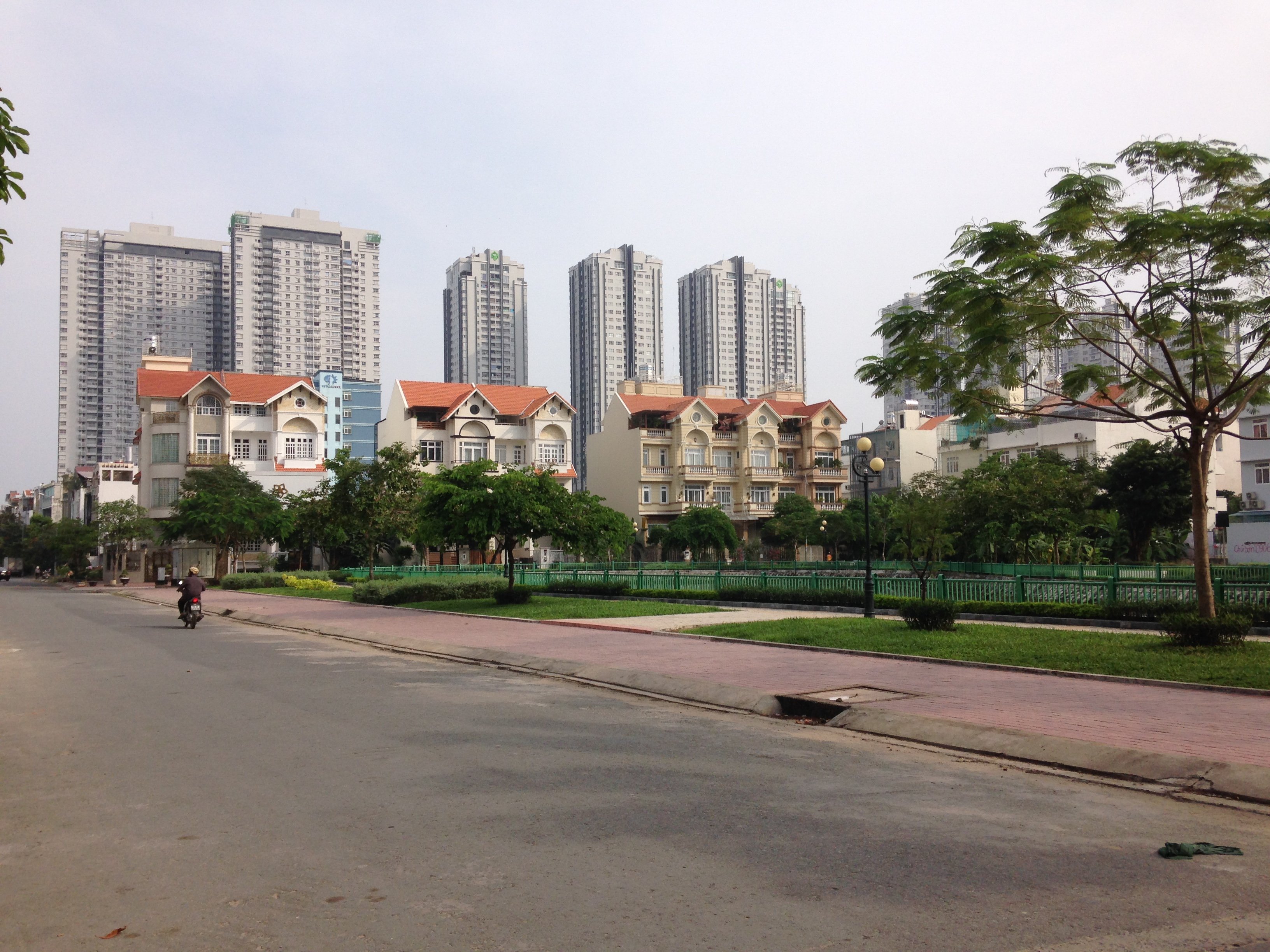Bán nhà khu Him Lam, Tân Hưng, Quận 7 DT: 10x20m, hầm trệt, 3 lầu, áp mái Giá: 34 tỷ tl