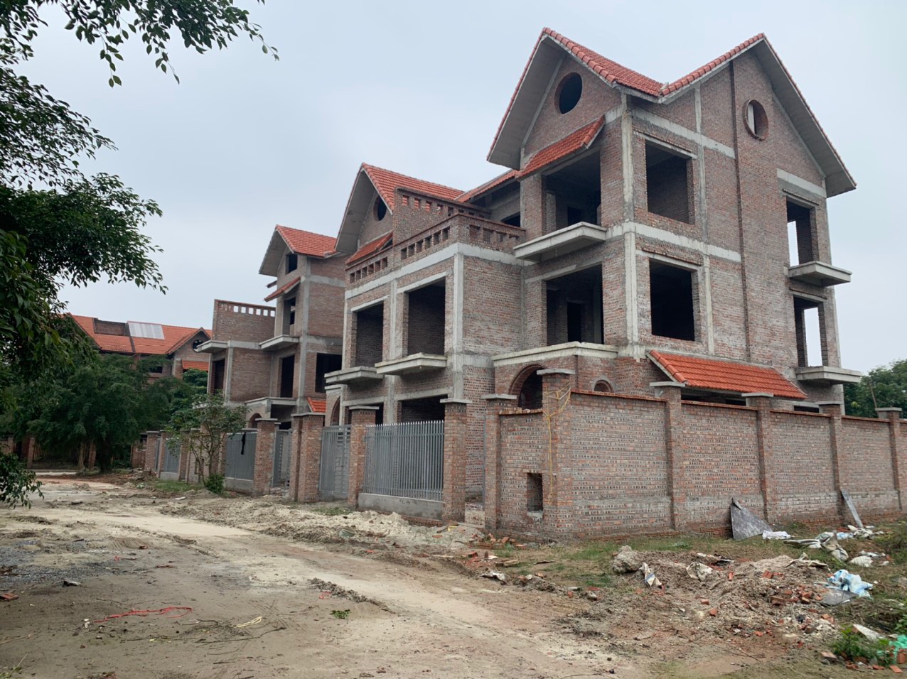 Cần bán căn biệt thự xây thô Vina2 KĐT Quang Minh 196m2 sổ đỏ chính chủ mặt đường 11m - LH: 0966332304
