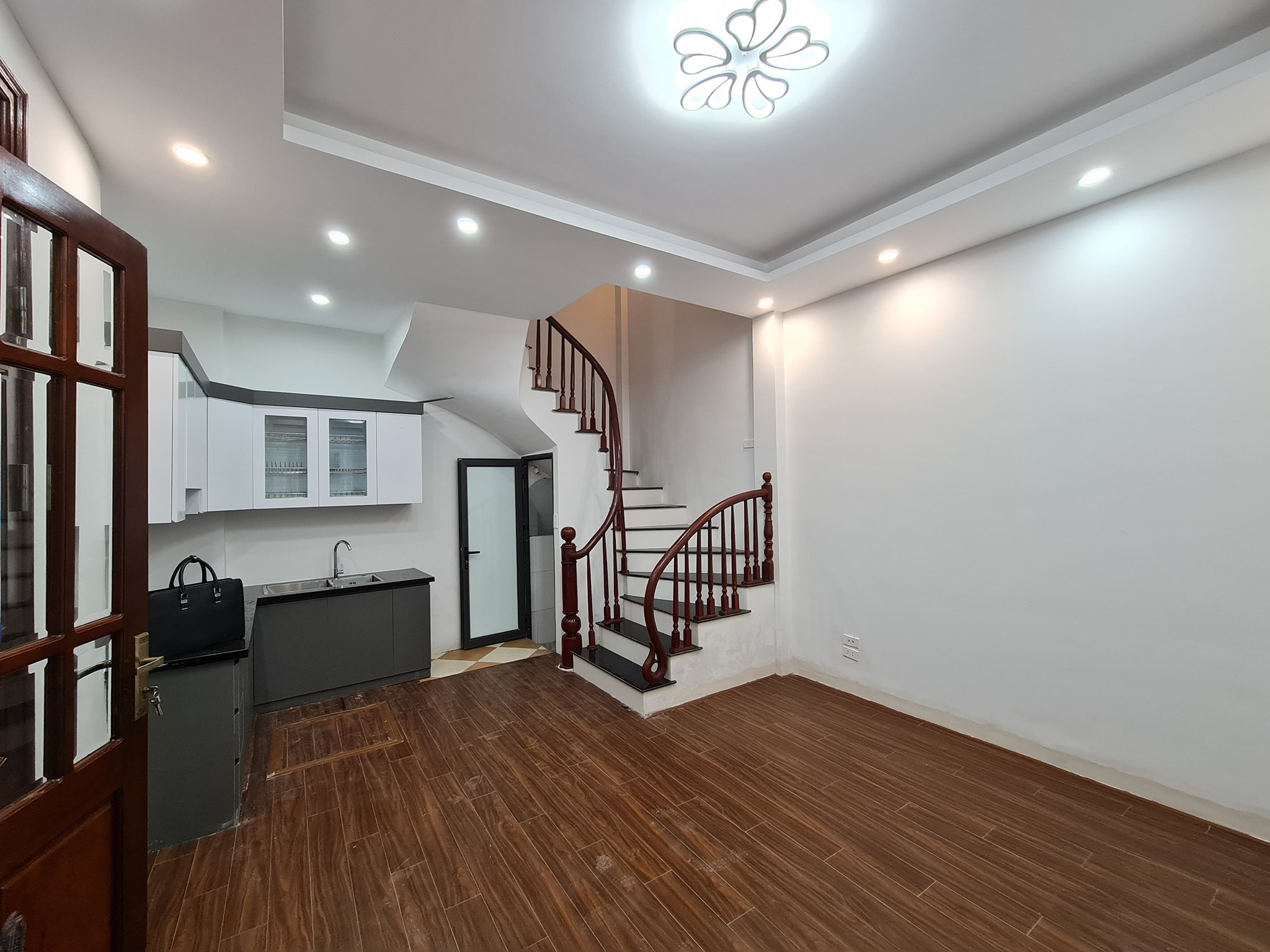 Cần bán Nhà mặt tiền đường Doãn Kế Thiện, Phường Mai Dịch, Diện tích 40m², Giá 4.600.000.000 Tỷ - LH: 0975517689 2