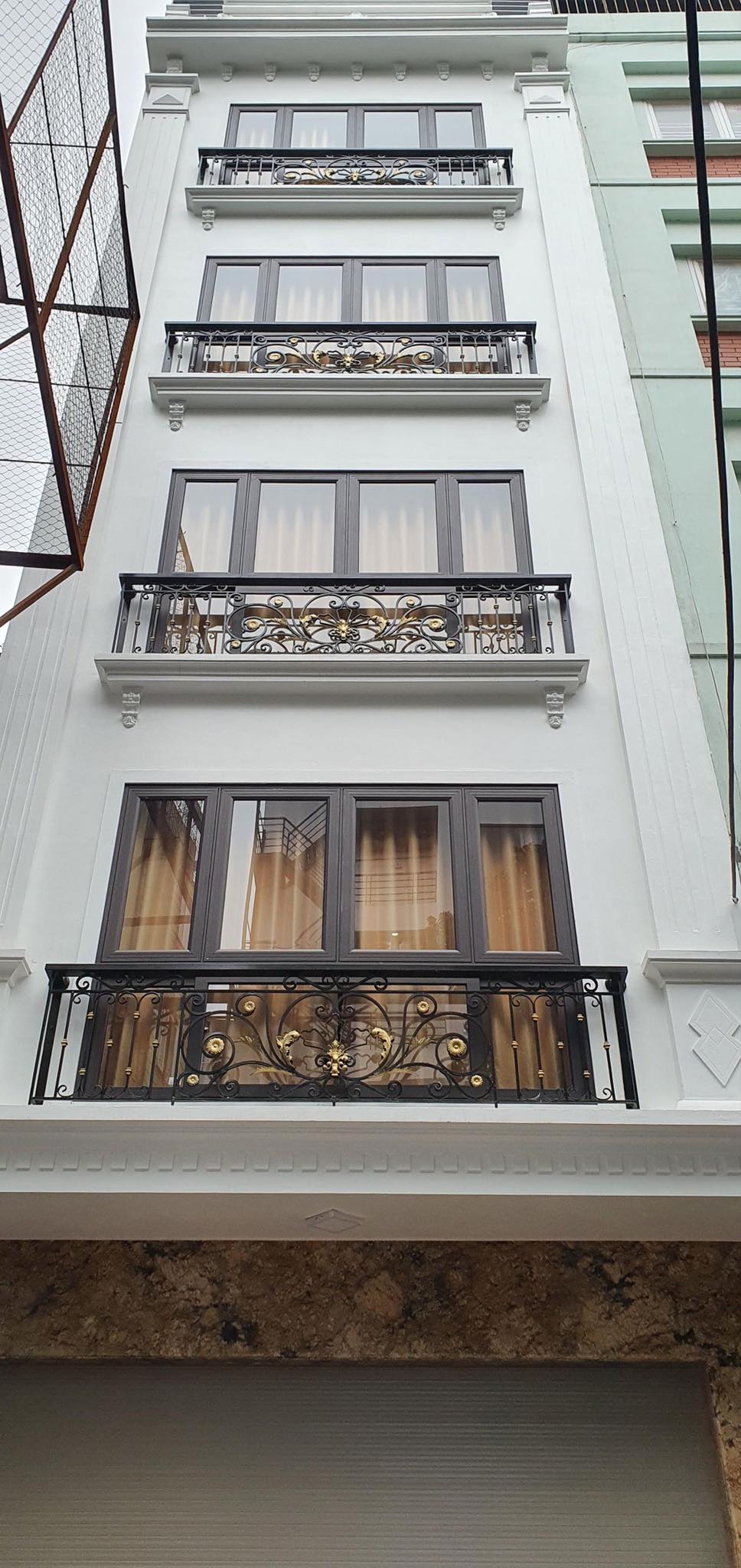 HIẾM! TÀI CHÍNH 5.6 TỶ - QUẬN CẦU GIẤY - DT 41M2 X 5 TẦNG - THANG MÁY - LÔ GÓC – NGÕ Ô TÔ 3
