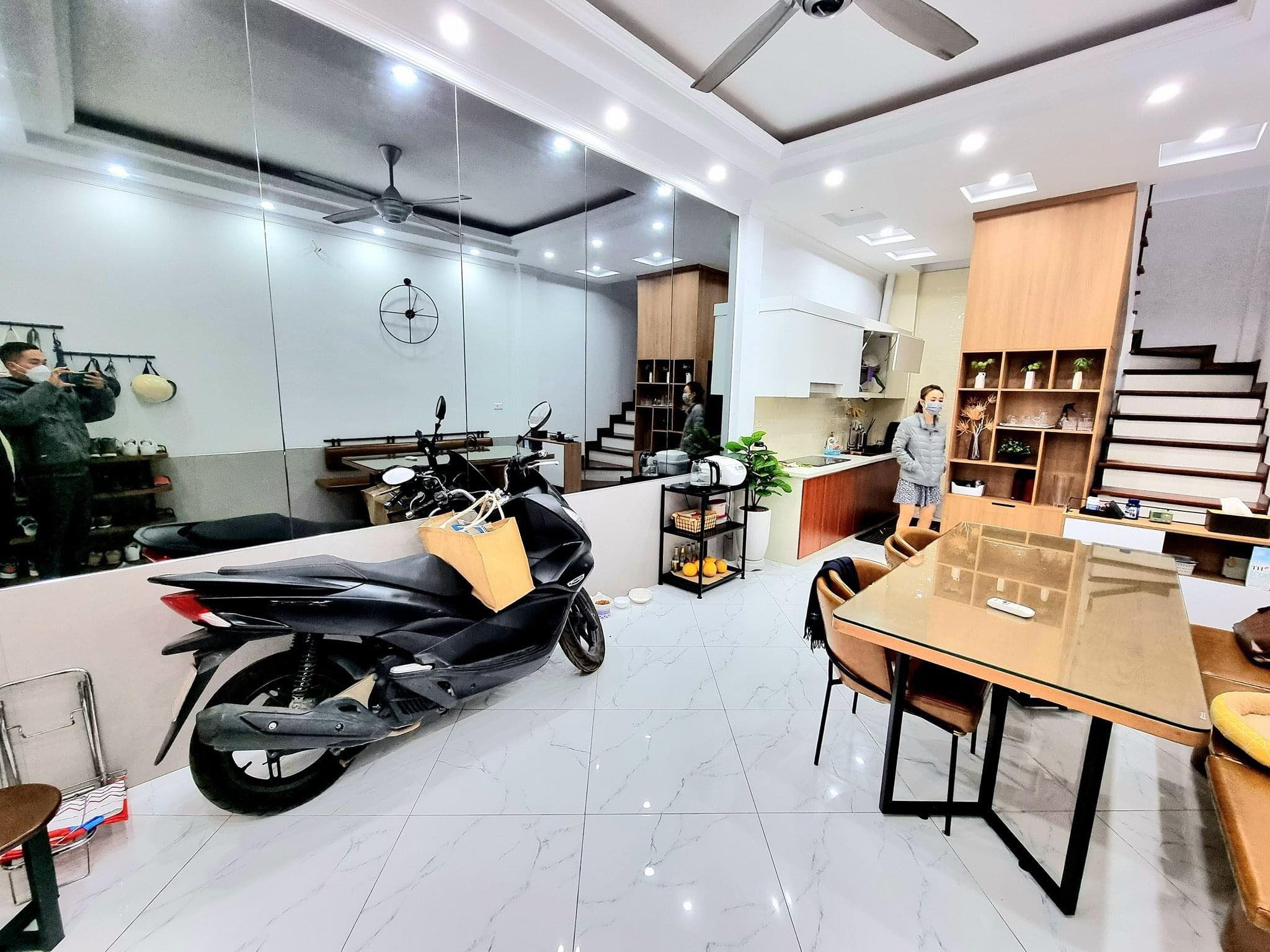 Bán nhà Nguyễn Đức Cảnh - Hoàng Mai, diện tích 30m2 - 5 tầng,  full nội thất, sát mặt phố. Giá 3 Tỷ - LH: 0962731301 2