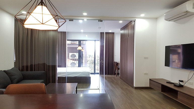 Cho thuê căn hộ dịch vụ tại Tô Ngọc Vân, Tây Hồ, 50m2, 1PN, ban công, đầy đủ nội thất hiện đại