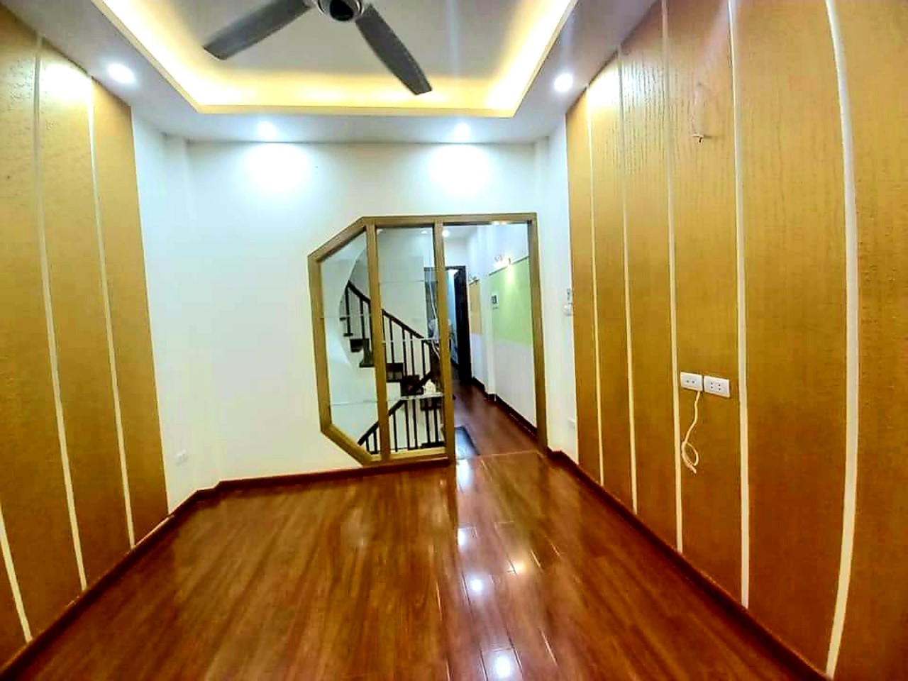 Bán nhà Hoàng Như Tiếp, 2 mặt thoáng, hàng xóm Bác sĩ, 42 m2, 3 tỷ 5 4