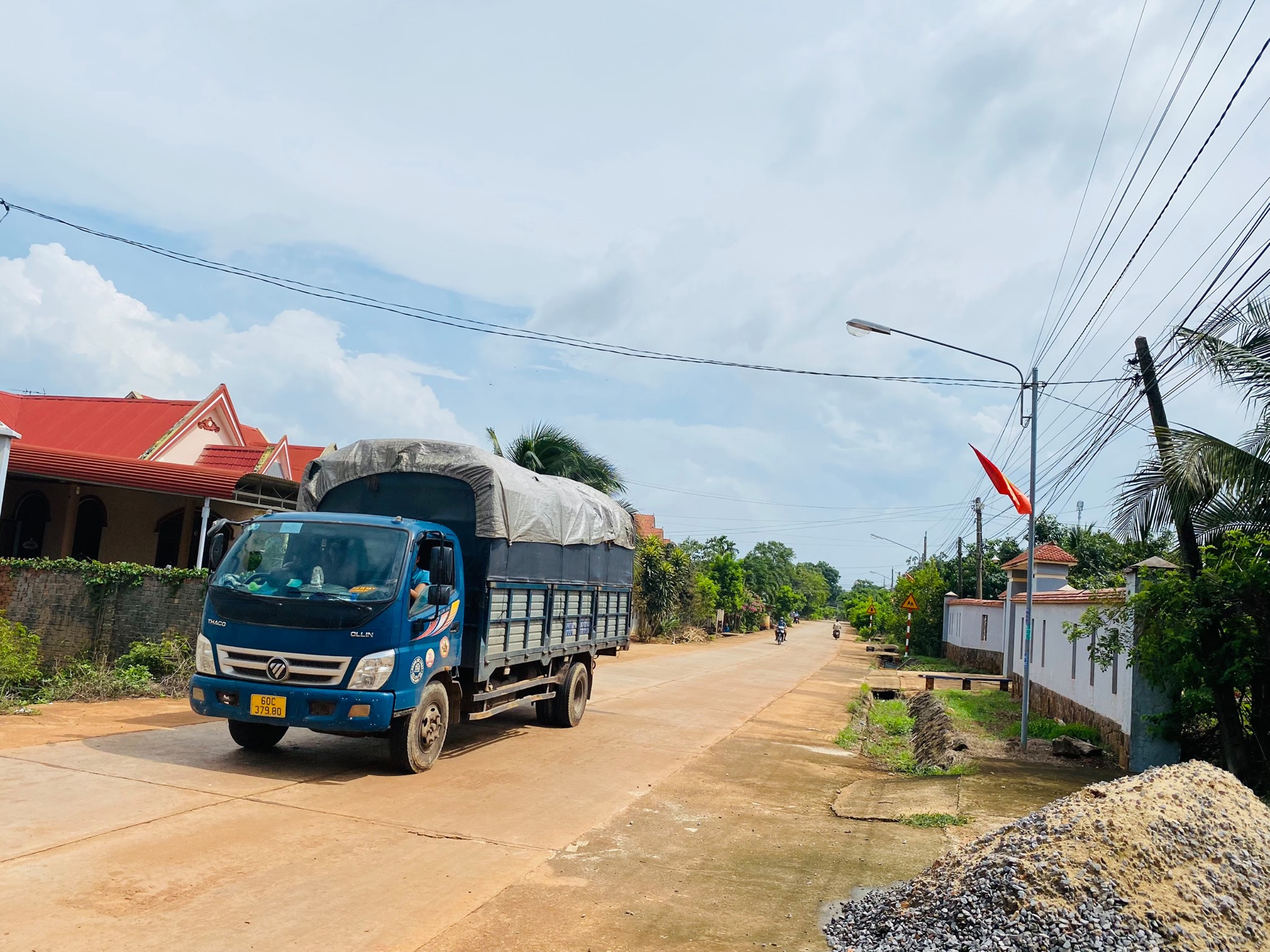 Bán gấp, vườn trái cây rộng 1000m2, có sẵn nhà cấp 4, hồ cá sau nhà 4