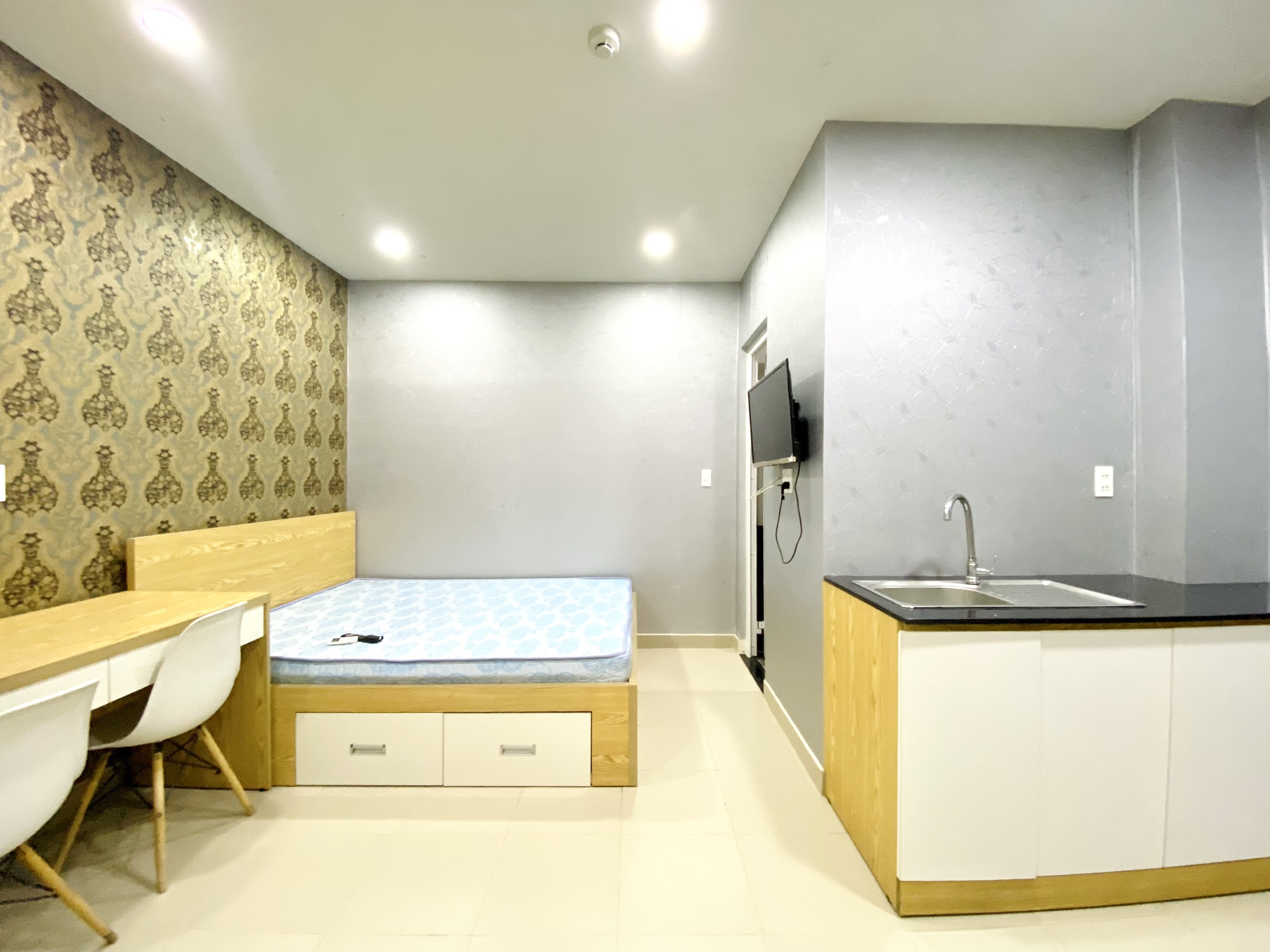 Cho thuê căn hộ full nội thất rộng rãi mặt tiền đường Nguyễn Thị Thập Quận 7 sale sập sàn mùa dịch giá chỉ 4 triệu