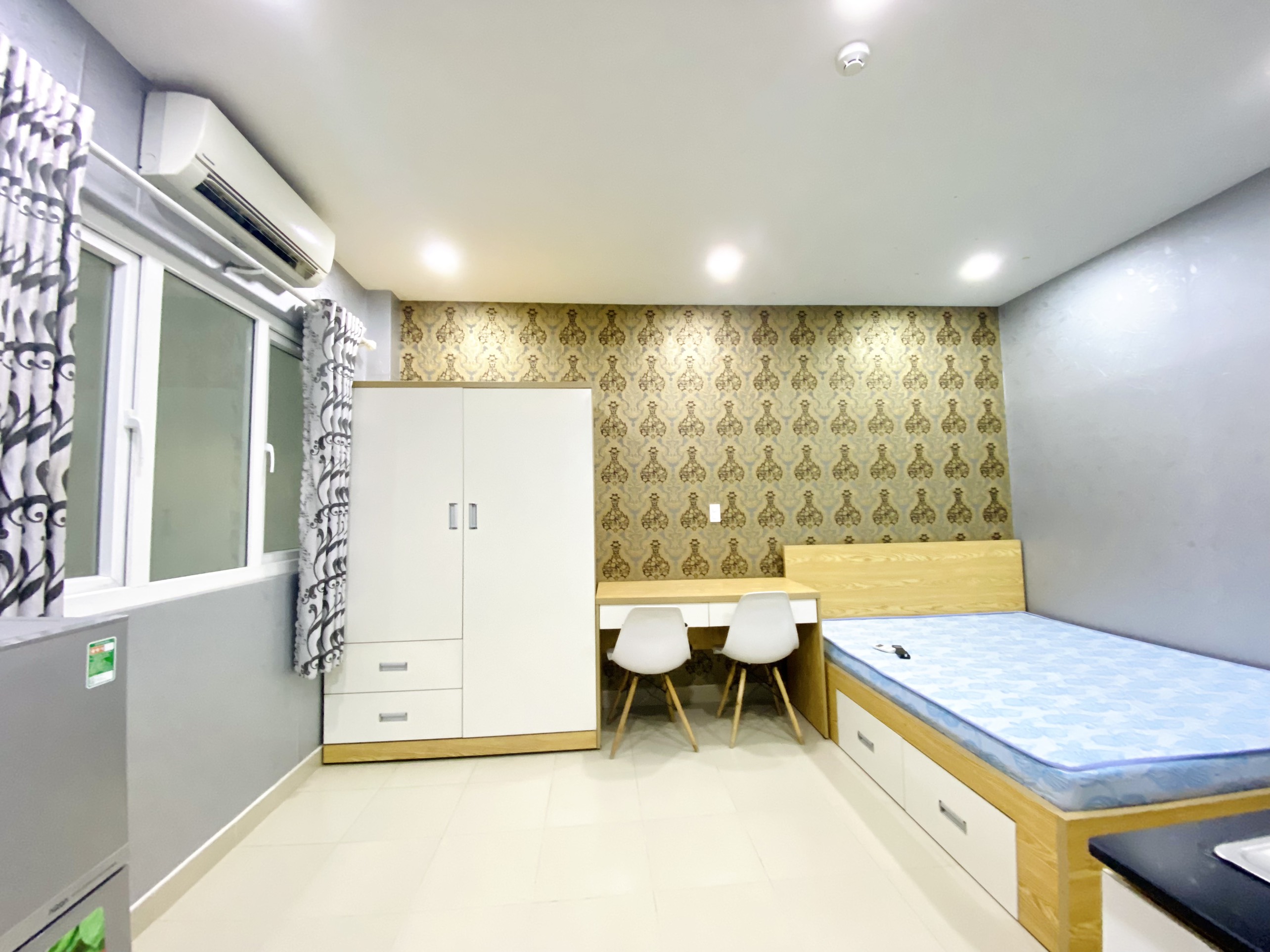 Cho thuê căn hộ full nội thất rộng rãi mặt tiền đường Nguyễn Thị Thập Quận 7 sale sập sàn mùa dịch giá chỉ 4 triệu 7