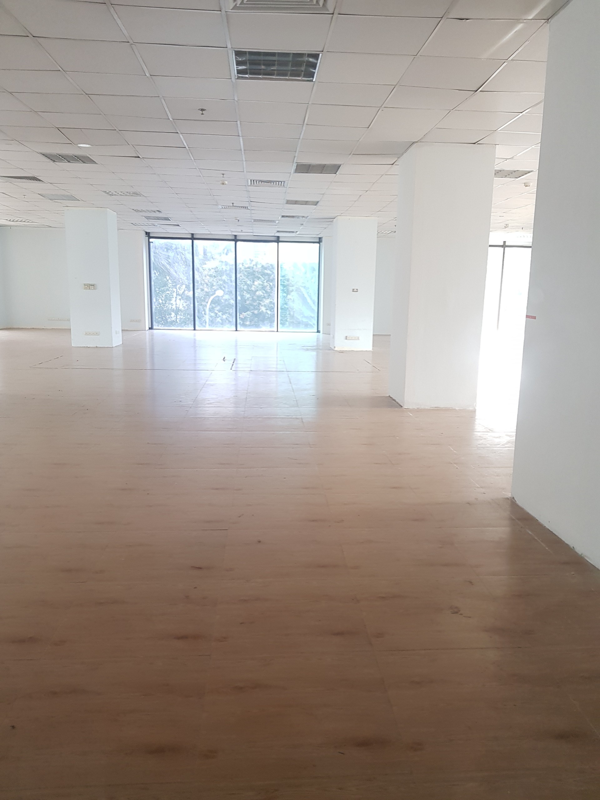 BQL Toà nhà Trung Yên Plaza cần cho thuê 4 tầng khối đế làm văn phòng dịch vụ diện tích: Từ 320,8m2 đến khoảng 700 m2 2