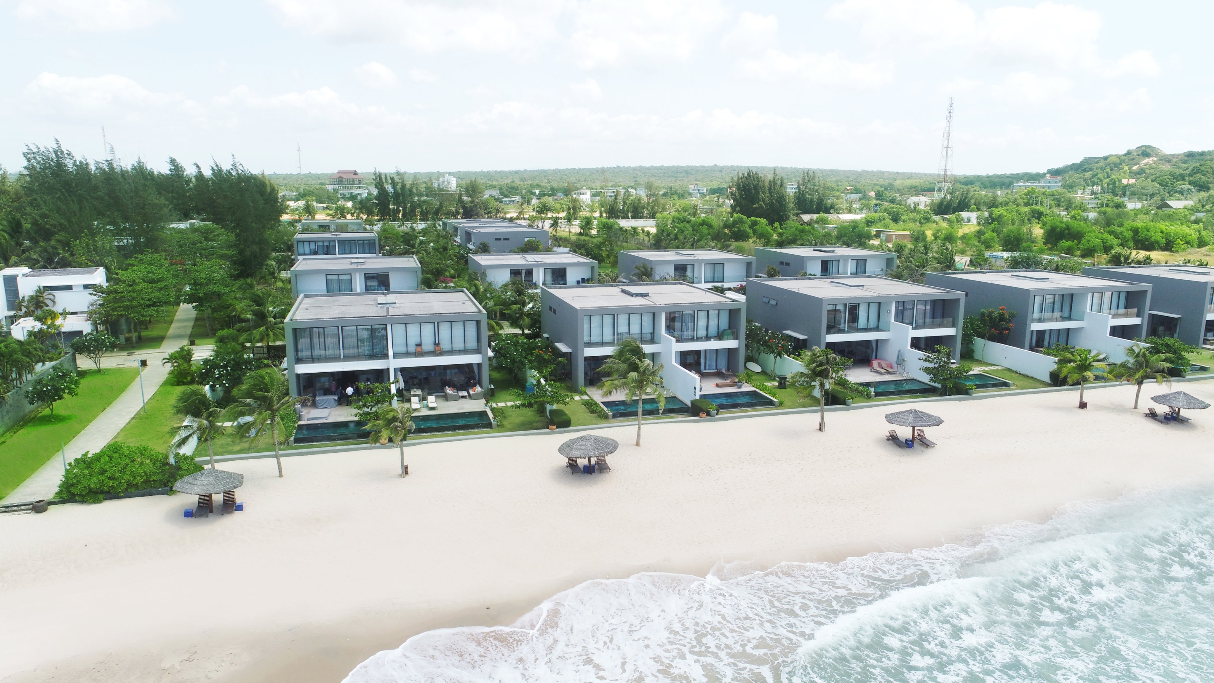 Cần tiền bán gấp VILLAS mặt tiền biển Sanctuary Hồ Tràm 27 tỷ full nội thất, đã có sổ hồng 4