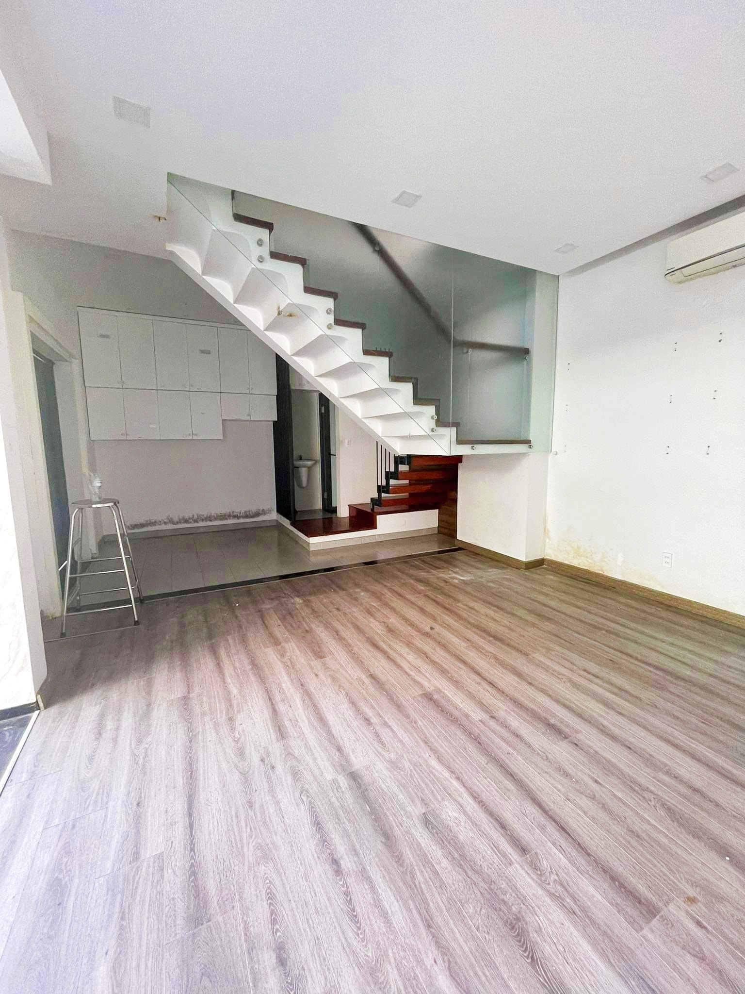 Bán gấp nhà Hoàng Hoa Thám, Bình Thạnh, 61m2, 4T, chỉ 8 tỷ 150