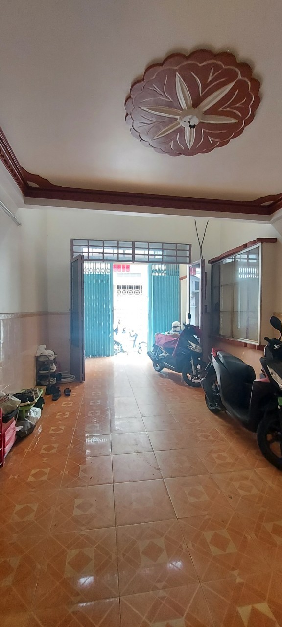 BÁN NHÀ. ĐƯỜNG ÂU CƠ. Q TÂN BÌNH NHÀ 5T. GIÁ 5TY4 TL NHÀ HXH VÀO TẬN CỬA GẦN KHU TRUNG TÂM MUA SẮM. NGÂN HÀNG. NHÀ HÀNG. ĐẨY ĐỦ TIỆN ÍCH. NGAY KHU DU LỊCH ĐẦM SEN. 4