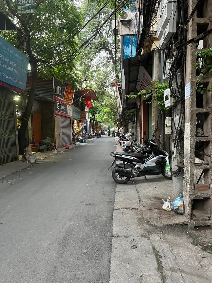 Phố Vũ Hữu – 3 bước ra ô tô tránh đỗ - tiện ích ngập tràn – dân trí cao.