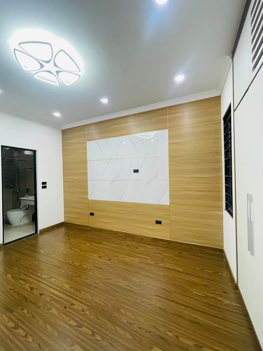 BÁN NHÀ KIM GIANG 80m2, MT4m2, phân lô, ô tô vào nhà, đầu tư, 8 tỷ. 4