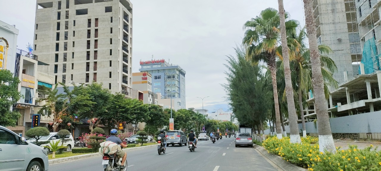 Bán 3 lô liền kề Nguyễn Tất Thành, Đà Nẵng, Hải Châu gần đường Ông ích Khiêm,(15mx25m). 3