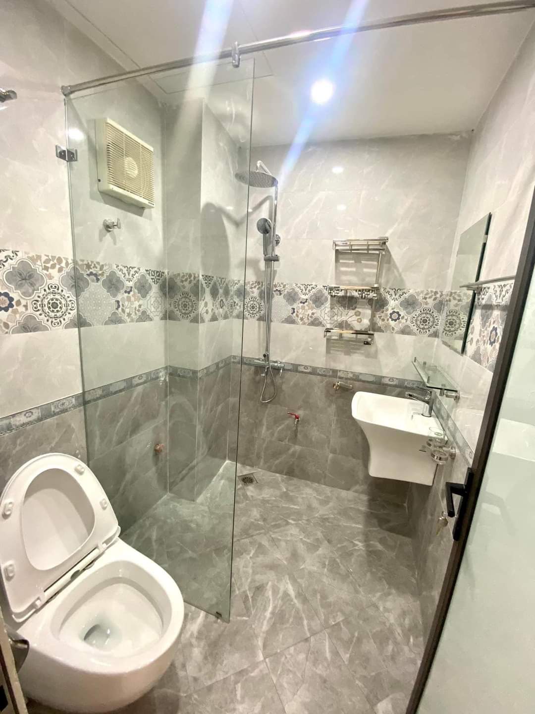 BÁN NHÀ KIM GIANG 62m2, MT4m5, sát phố, kinh doanh, văn phòng, 5.5 tỷ. 5