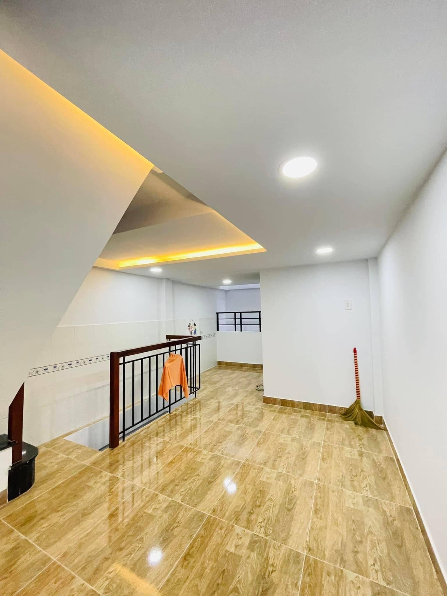 Bán nhà Phường 10 Tân Bình - Hẻm xe hơi - Sát mặt tiền - 35m2 - 5 Tỷ 6 TL 5