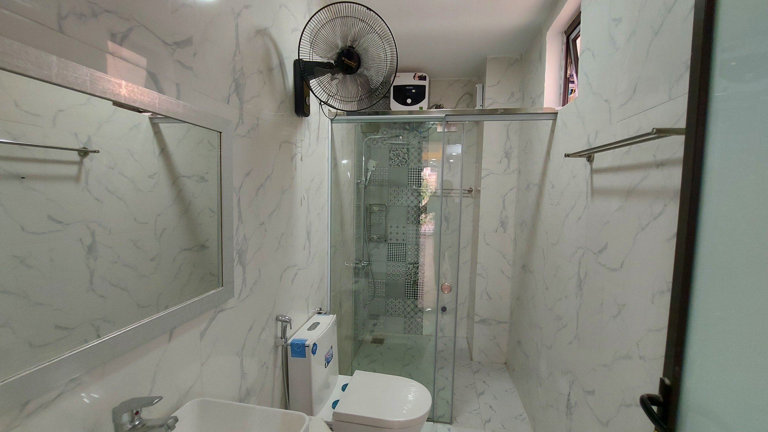 Chính chủ bán nhà 5 tầng, 40m2, có nội thất có sổ đỏ. Tại ngõ Hòa Bình 3, cách đường Minh Khai 80m 5