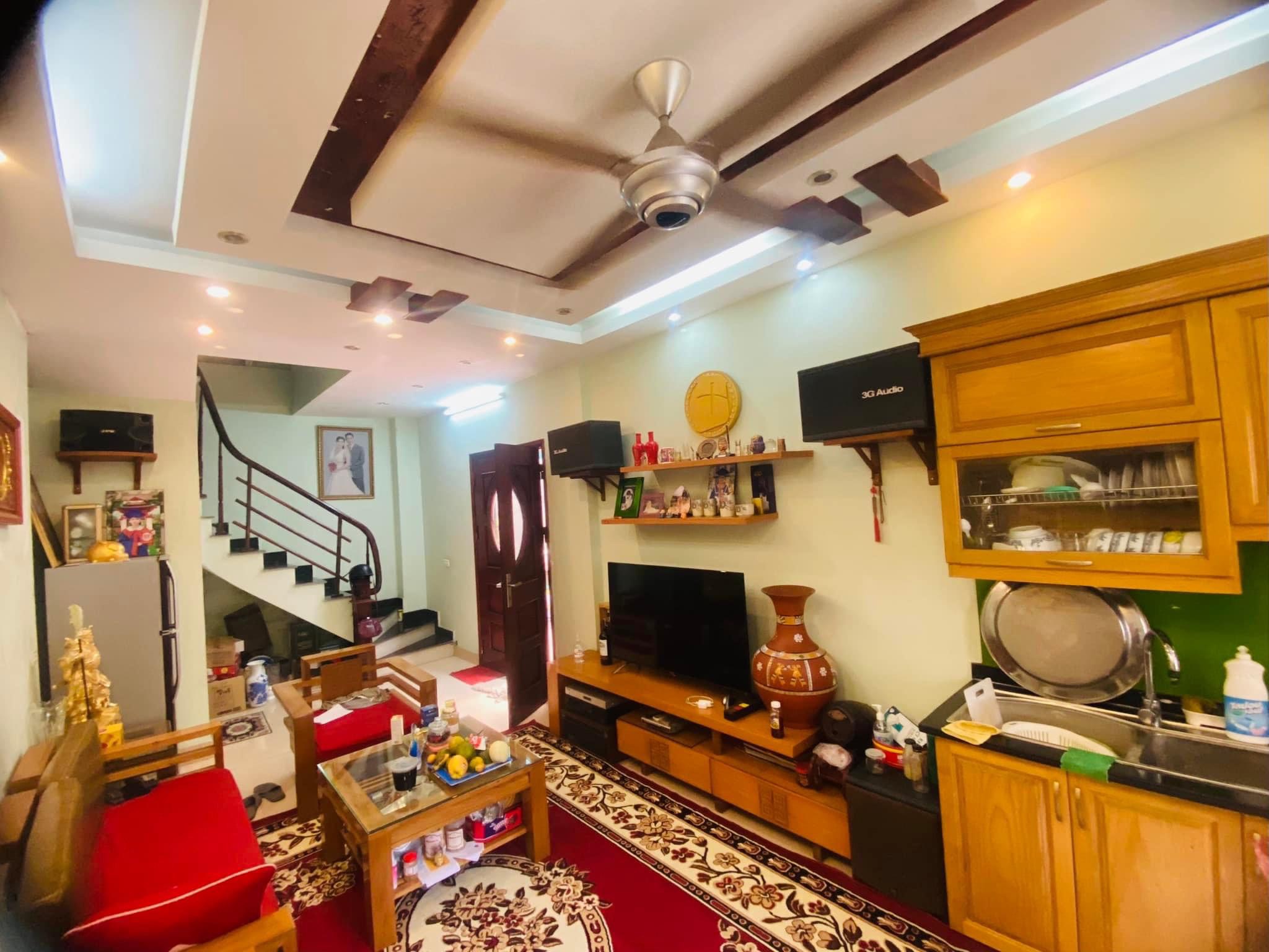 Mình bán nhà Đức Giang 40m Ô TÔ đỗ cửa chỉ 3 tỷ 2