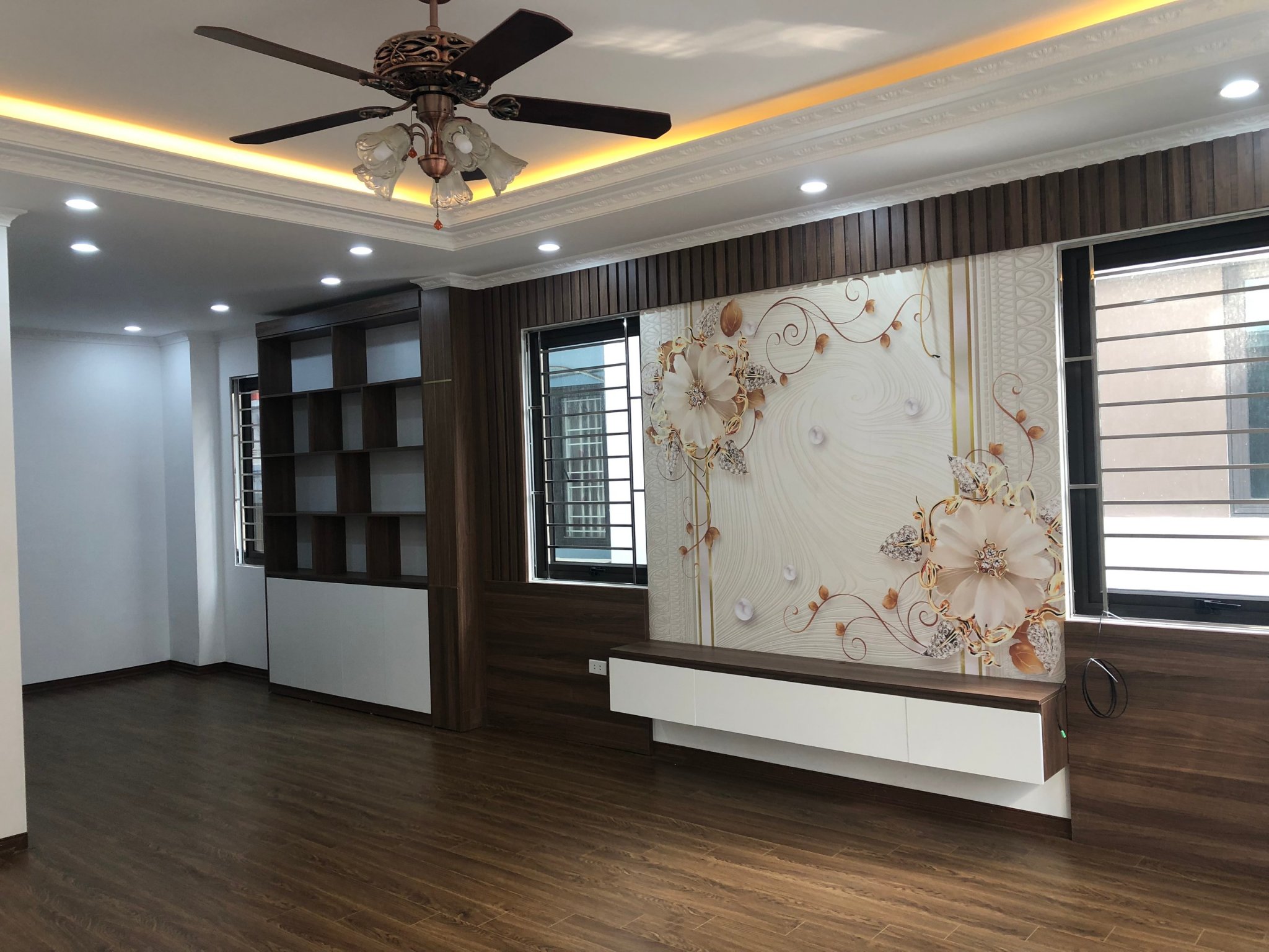 Nhà đẹp Nguyễn Khang – lô góc – 6 tầng thang máy – ngõ thông – kinh doanh. 2