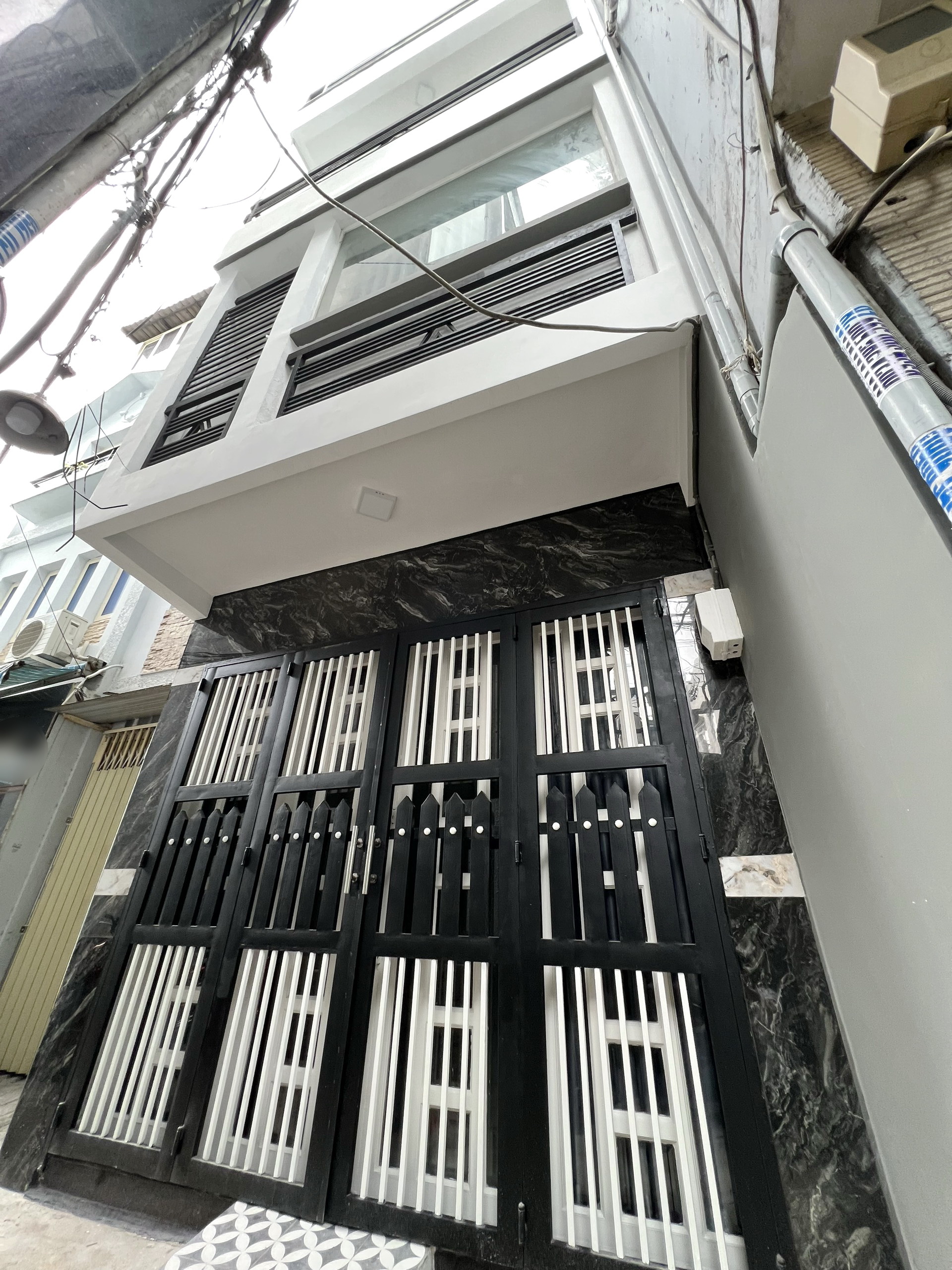 Nhà mới 3.7x11 nở hậu trệt/2 lầu/sân thượng đường Sư Vạn Hạnh Phường 2 Quận 10