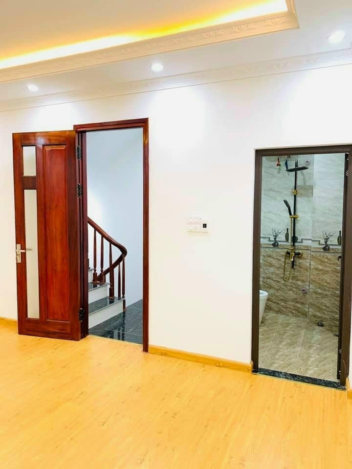 BÓC TEM CHÂN DÀI   NHÀ CHUẨN ĐẬP HỘP 6 TẦNG – GIÁ 3.25 TỶ- DT 34M- OTO ĐỖ CỬA- THẠCH BÀN- LONG BIÊN 2