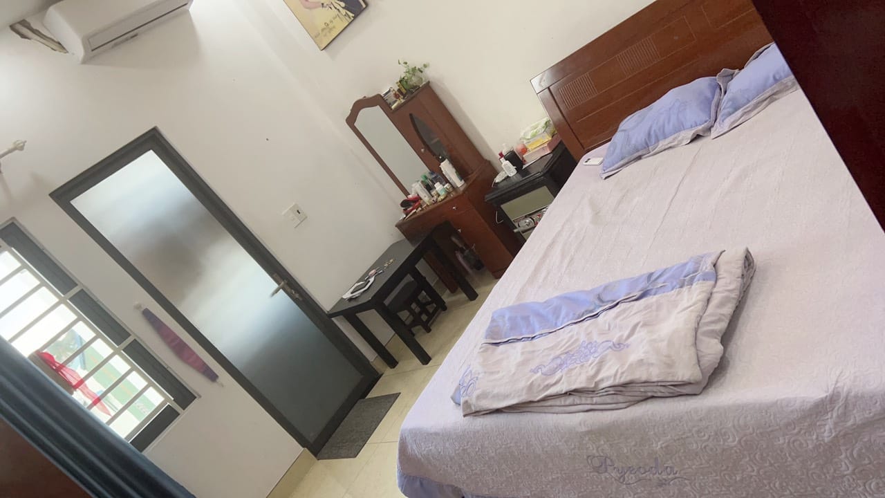 Nhà 4 tầng, đường  8m, xe hơi để trong nhà ,view kênh đẹp thoáng mát, nhà xây rất kiên cố. 3