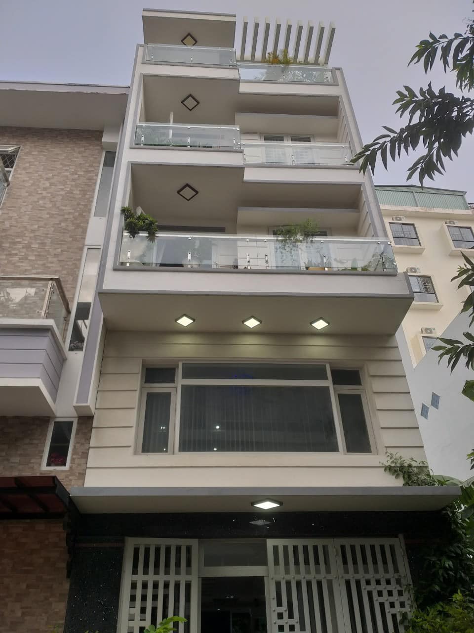 NHÀ PHỐ KBT TẤN TRƯỜNG, 5 TẦNG, 4PN, 4WC, GIÁ 9.2 TỶ. CÓ SÂN ĐẬU Ô TÔ