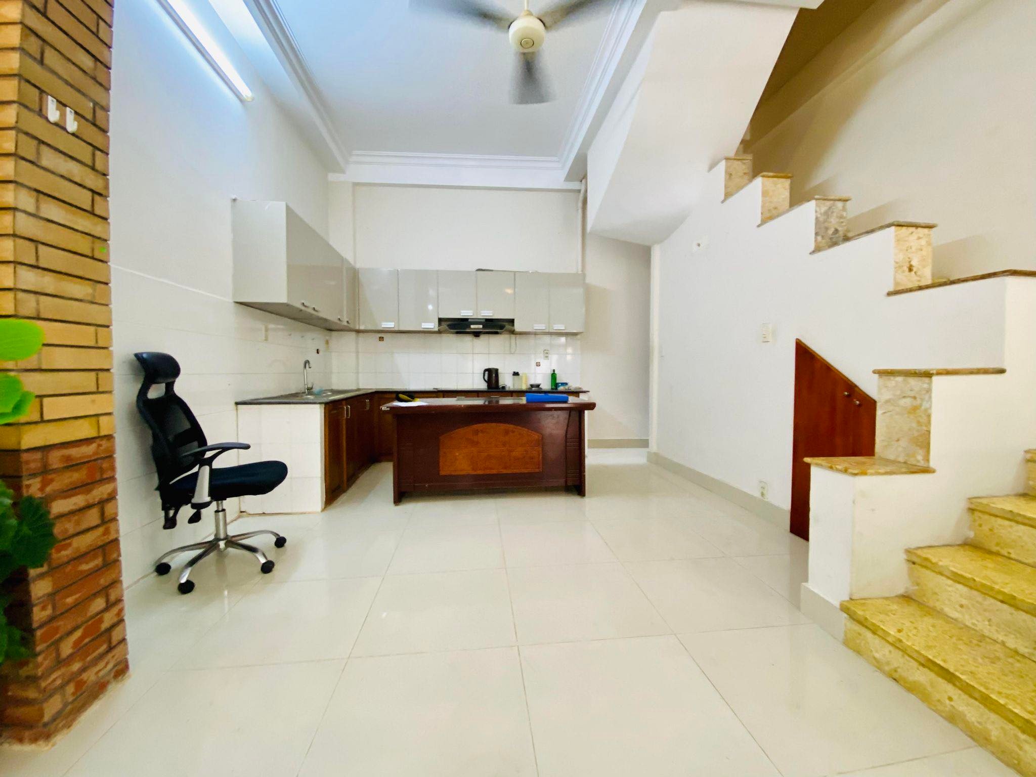 NHÀ BÁN ĐƯỜNG HOÀNG VĂN THỤ- QUẬN TÂN BÌNH CHỦ BÁN LỖ - HXH ÔTÔ ĐỖ CỬA - VỊ TRÍ KINH DOANH TỐT - THÔNG 3-4 HƯỚNG - KẾT CẤU CHẮC CHẮN TIỆN CẢI TẠO THÀNH NHÀ MỚI TINH 6TY 3