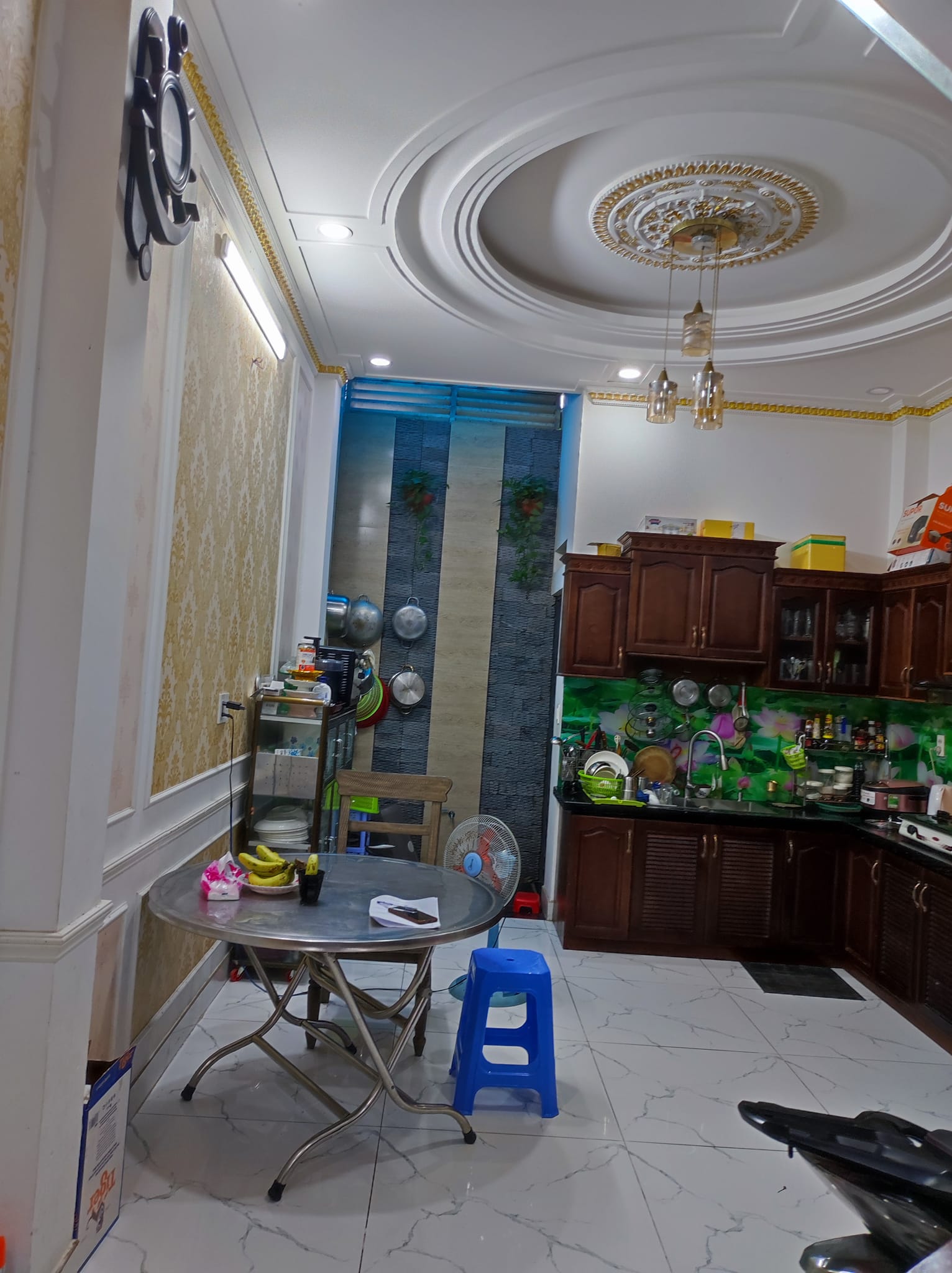 Nhà 4 tầng, đường  8m, xe hơi để trong nhà ,view kênh đẹp thoáng mát, nhà xây rất kiên cố. 2