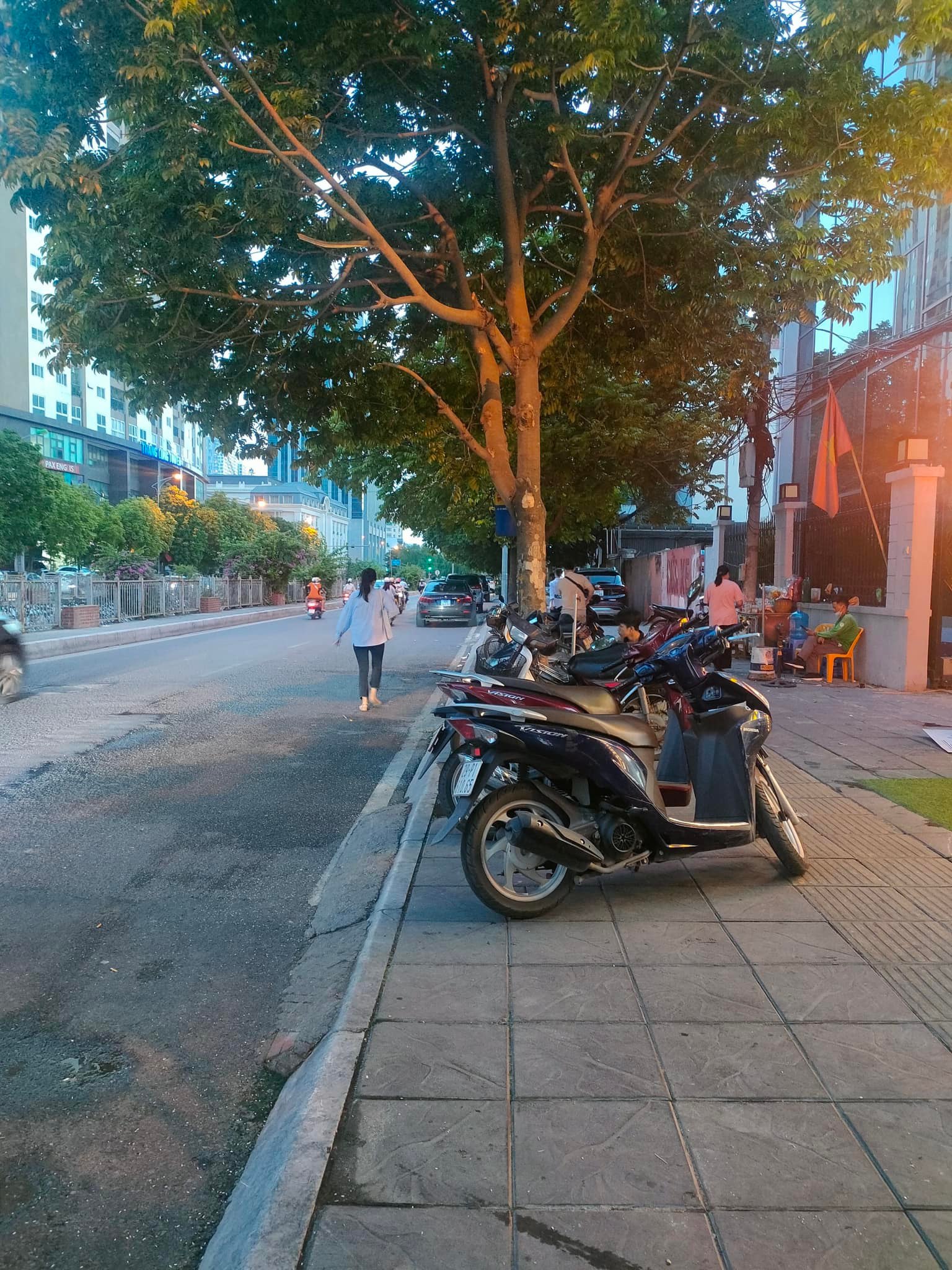 BÁN NHÀ MẶT PHỐ MẠC THÁI TỔ, CẦU GIẤY, TRIỆU PHÚ KO CẦN GỌI, CƠ HỘI KHÔNG THỂ KHÔNG MUA, DT 45M2 X 6T,VỈA HÈ RỘNG, KD ĐỈNH, HIẾM NHÀ BÁN