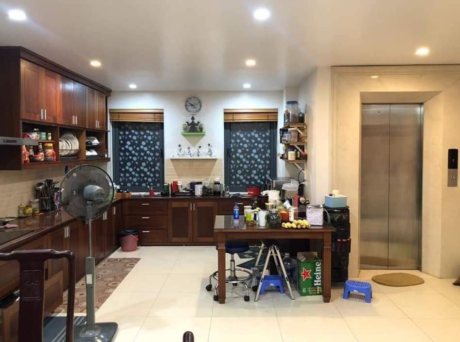 Tôi bán nhà mặt phố Yên Phụ, Nghi Tàm view Hồ Tây 66m2x6T chỉ 24.68 tỷ. LH 0989.62.6116 2