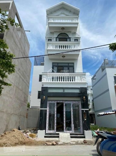 Nhà Phố Phong Cách Cổ điển Huỳnh Tấn Phát, Nhà Bè 1