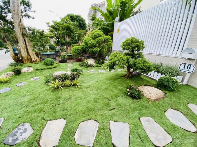 Nhà đẹp Cần Bán Cho Khách Vip, Ngay Trung Tâm đường Lớn Quận 7, Khu Compound, 251m2, Sân Vườn 8