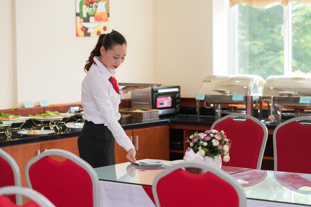 Bữa sáng tự chọn được phục vụ hàng ngày tại Hoa Đào Hotel giúp khách hàng có trải nghiệm lưu trú tốt nhất