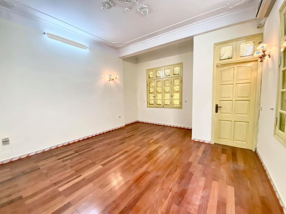 Bán nhà rộng Giải Phóng, Hoàng Mai 85m2 x 4 tầng, MT 5m chỉ 7.5 tỷ, lô góc ba mặt thoáng 4
