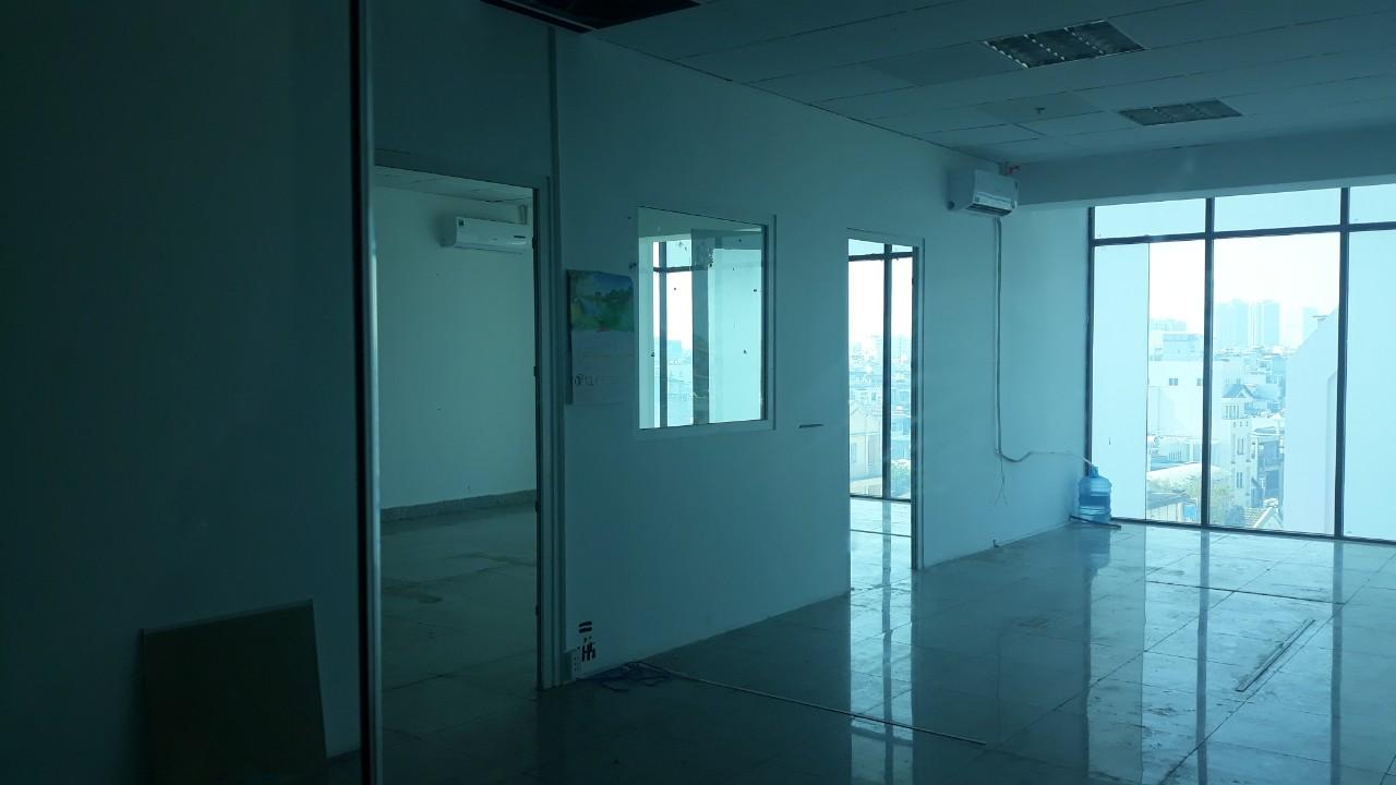 Cho thuê văn phòng giá rẻ mặt tiền đường CMT8 Q3 gần cv Lê Thị Riêng 4