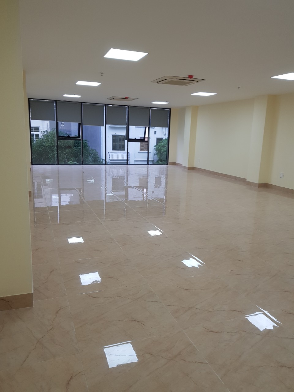 Cho thuê Nhà mặt tiền đường Trương Công Giai, Phường Dịch Vọng, Diện tích 125m², Giá 160 Triệu/tháng - LH: 0989790498