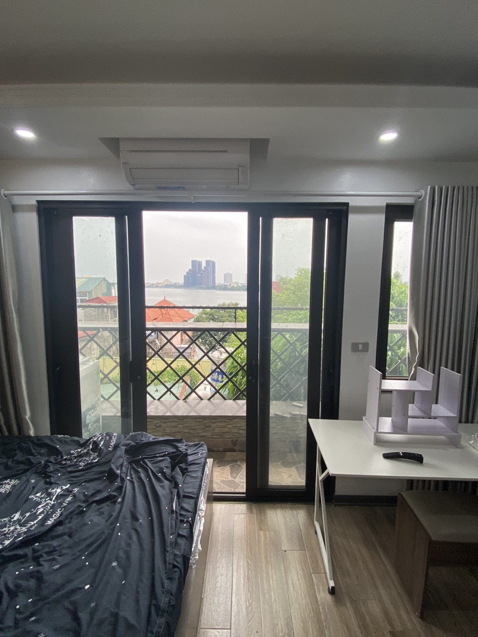 Cho thuê Căn hộ dịch vụ Full đồ cao cấp. Phòng View toàn mặt Hồ Tây cực Chill. Chỉ 7tr