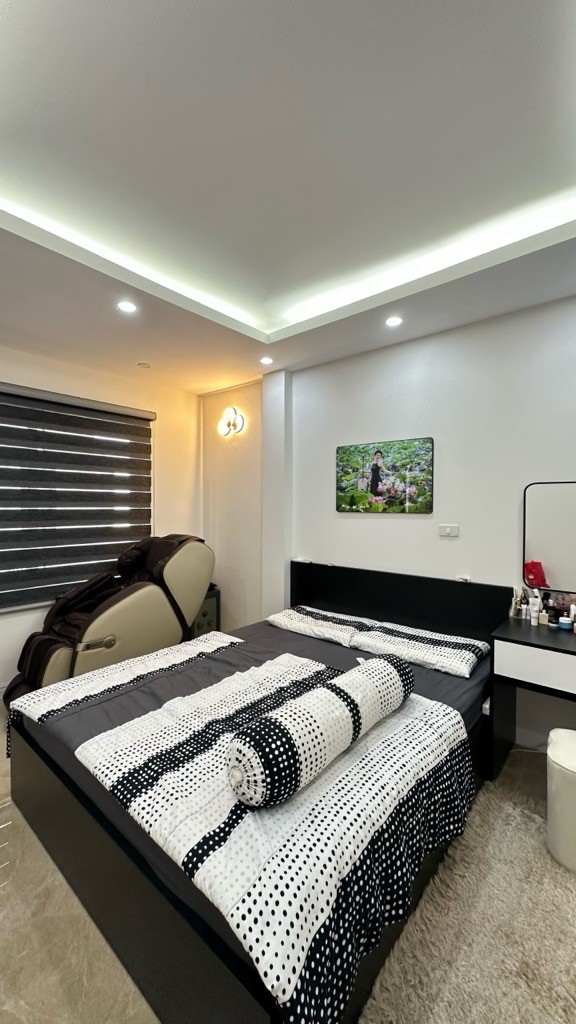 Bán nhà Phạm Văn Đồng, Cầu Giấy 42m2, Lô góc, 50m ra oto, Gần phố, An sinh tốt, Nhà đẹp ở ngay 5