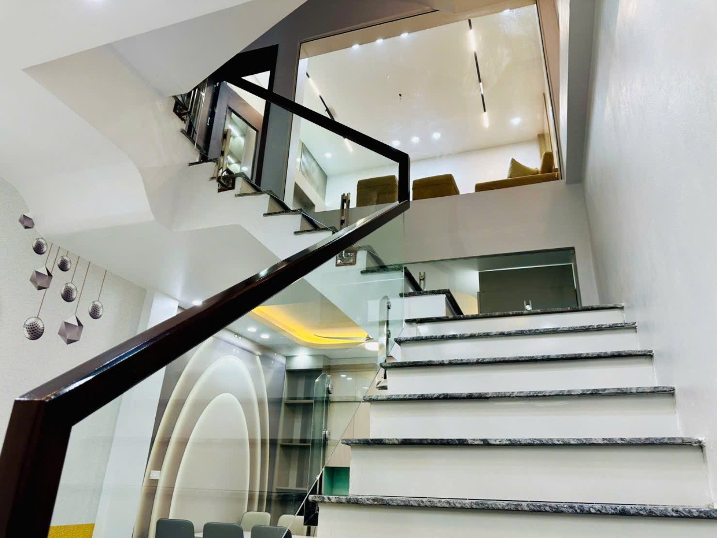Bán căn nhà 4 tầng ngõ phố Nguyễn Trãi, ph Thành Đông, TP HP, 45m2, mt 4.1m, lô góc, gara 7