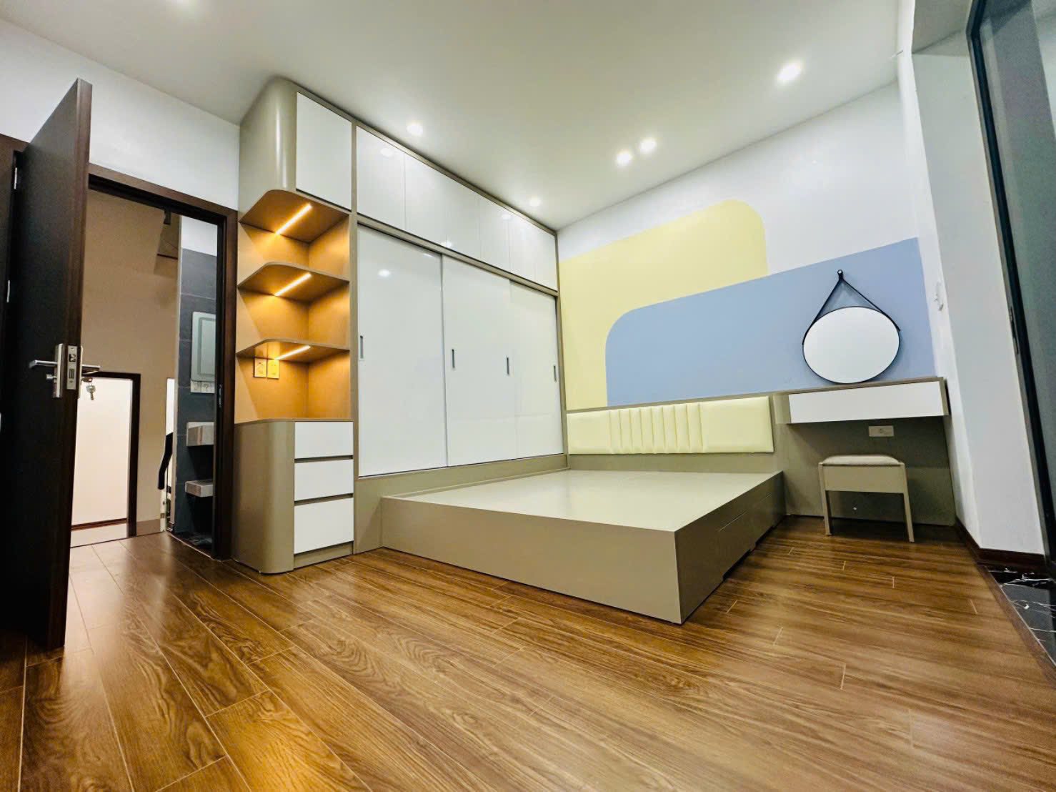 Bán căn nhà 4 tầng ngõ phố Nguyễn Trãi, ph Thành Đông, TP HP, 45m2, mt 4.1m, lô góc, gara 9