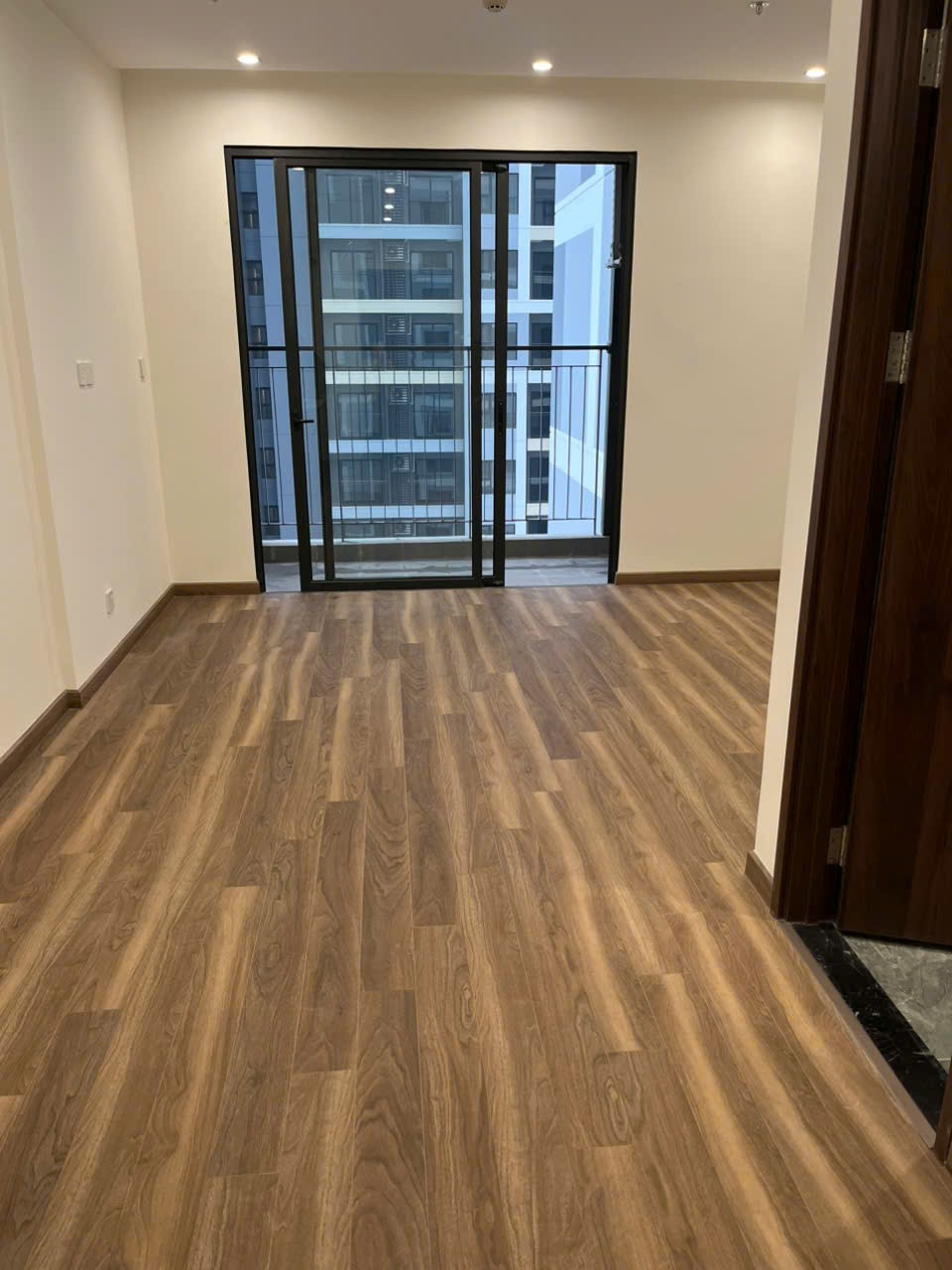 Cho thuê studio Zurich 2, tầng trung, nội thất cơ bản, ở ngay 2