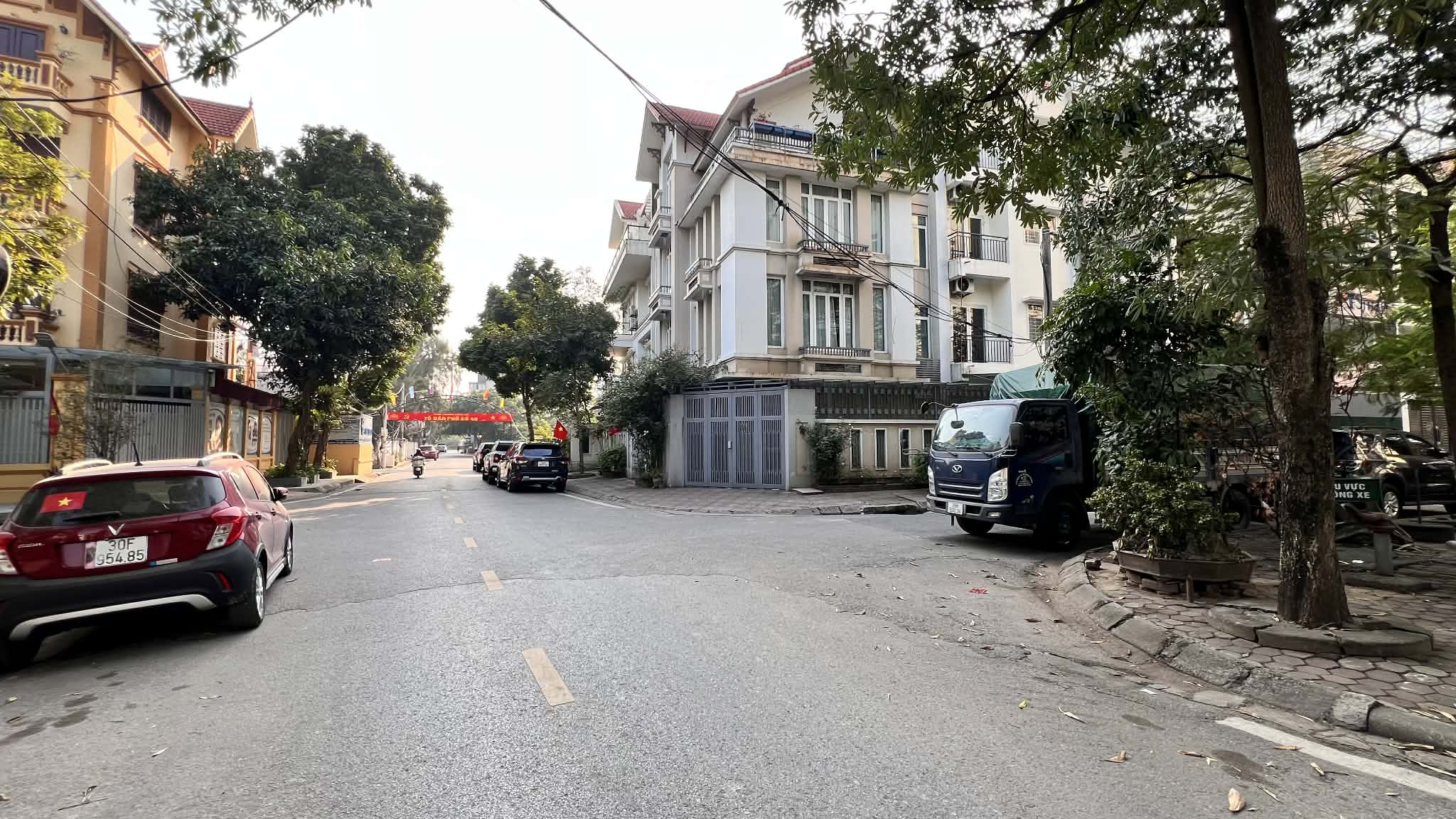 biệt thự lô góc Việt Hưng, 3 thoáng, vỉa hè rộng, ôtô tránh, view công viên cây xanh