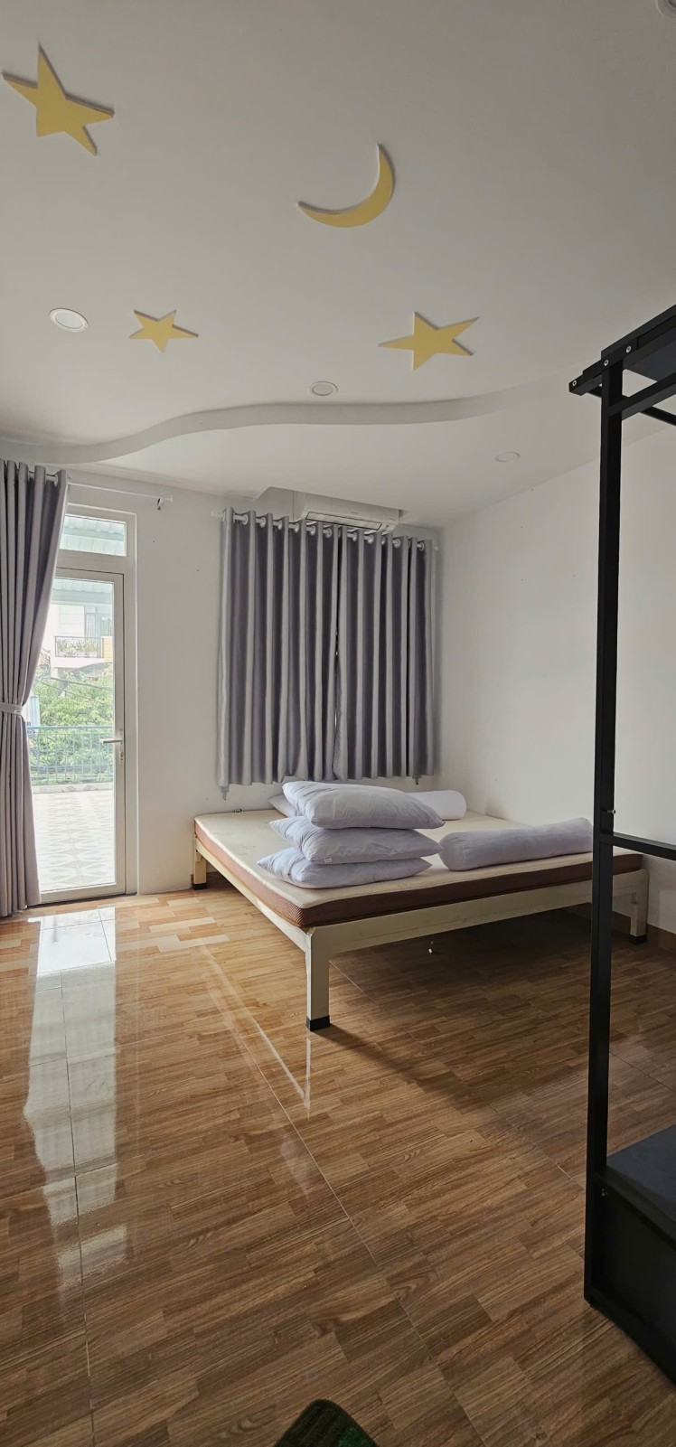 Bán nhà mặt phố Số 13, Linhn Xuân, Thủ Đức, TP HCM. DT 100m2, 2 tầng, 3PN, 4WC, giá 6,4 tỷ, sổ hồng 4